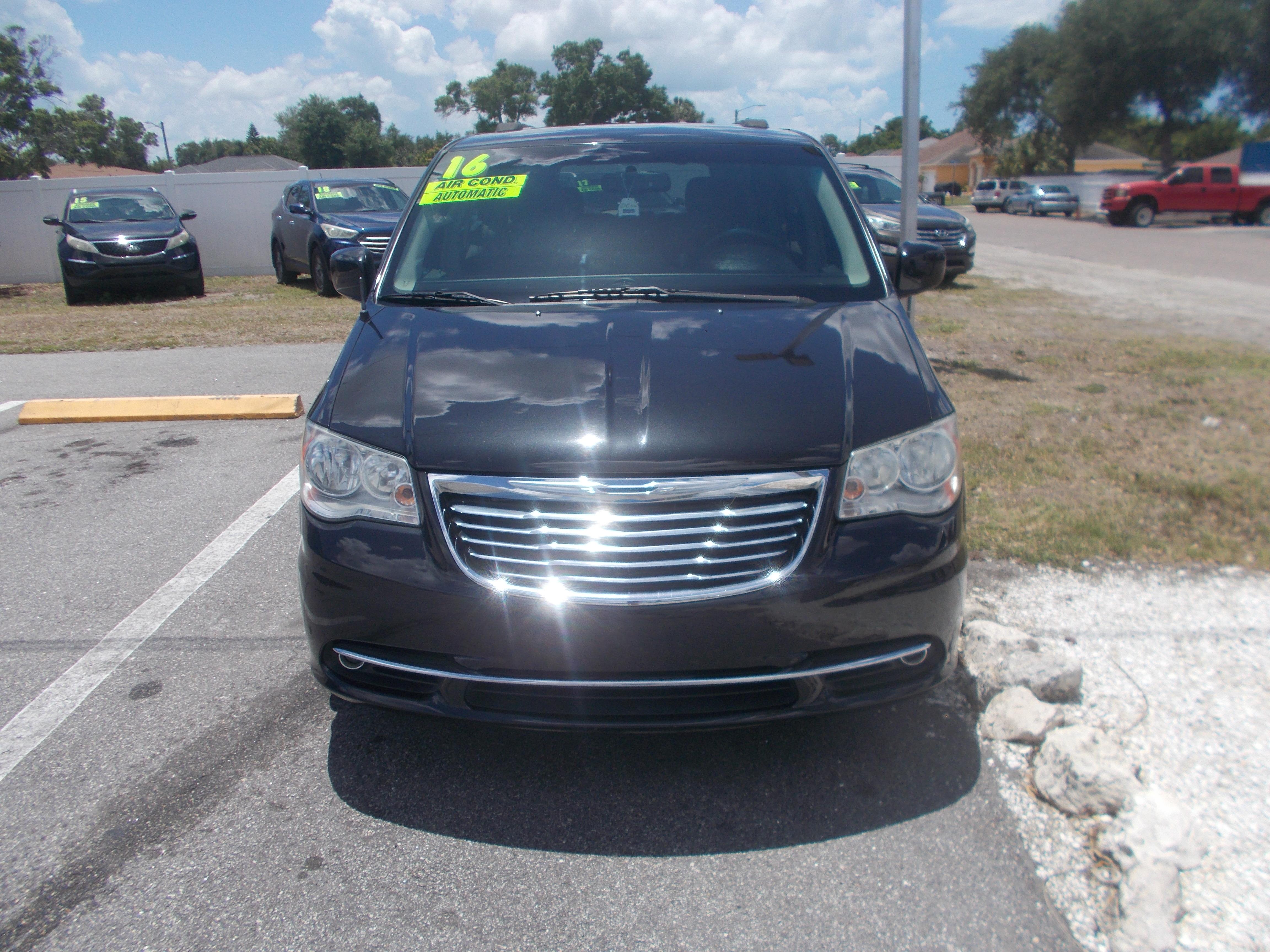 2016 Chrysler Town & Country Touring's photo